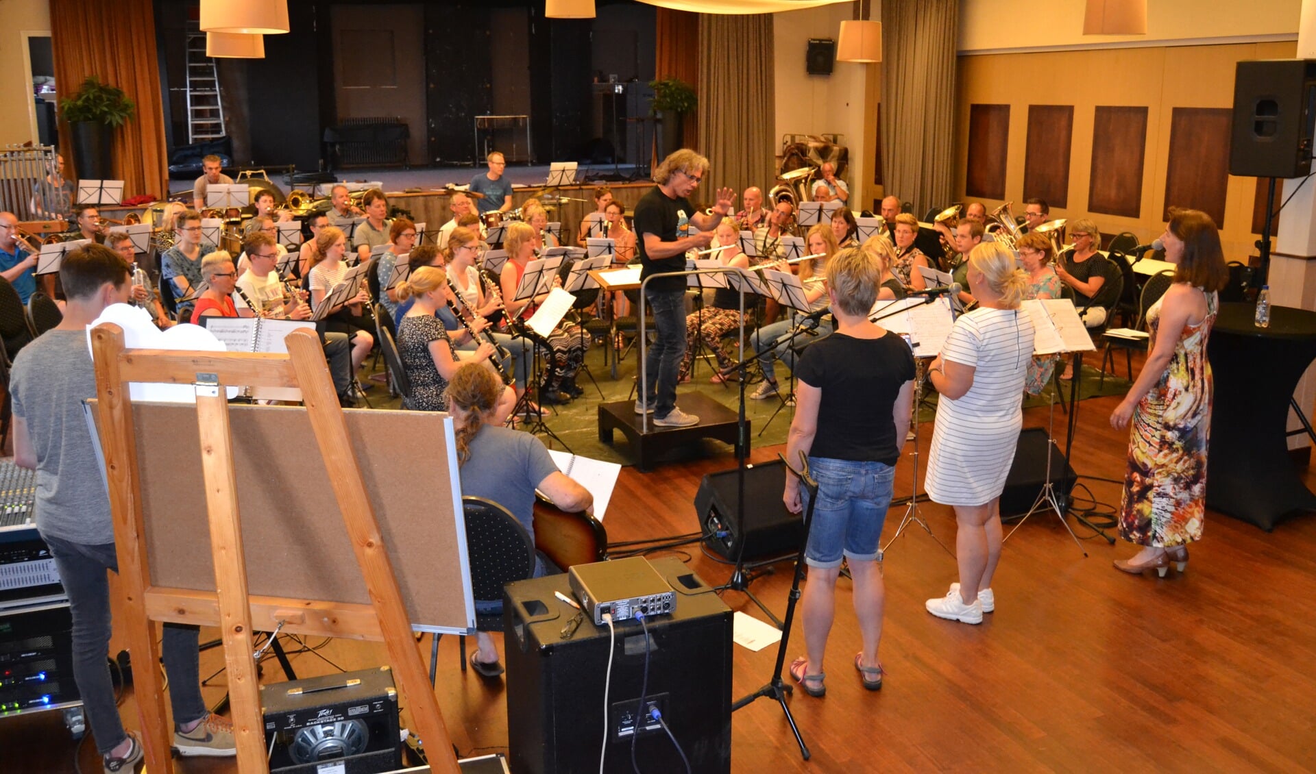 Combo, zangeressen en het orkest repeteren. Foto: Karin Stronks