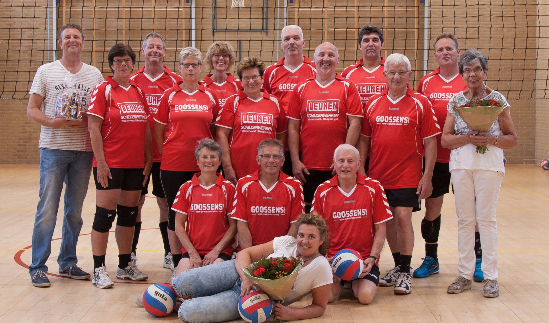 Volleyballers van Holtria met hun tenue-sponsoren. Foto: PR