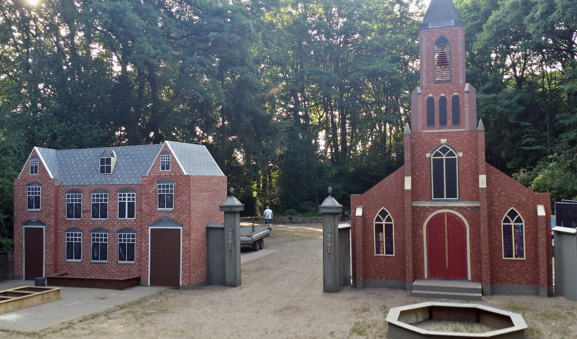 Een metershoge kerk en een klooster vormen het decor van het openluchtspel waarin de band Moonyard een rol zal spelen. Foto: PR