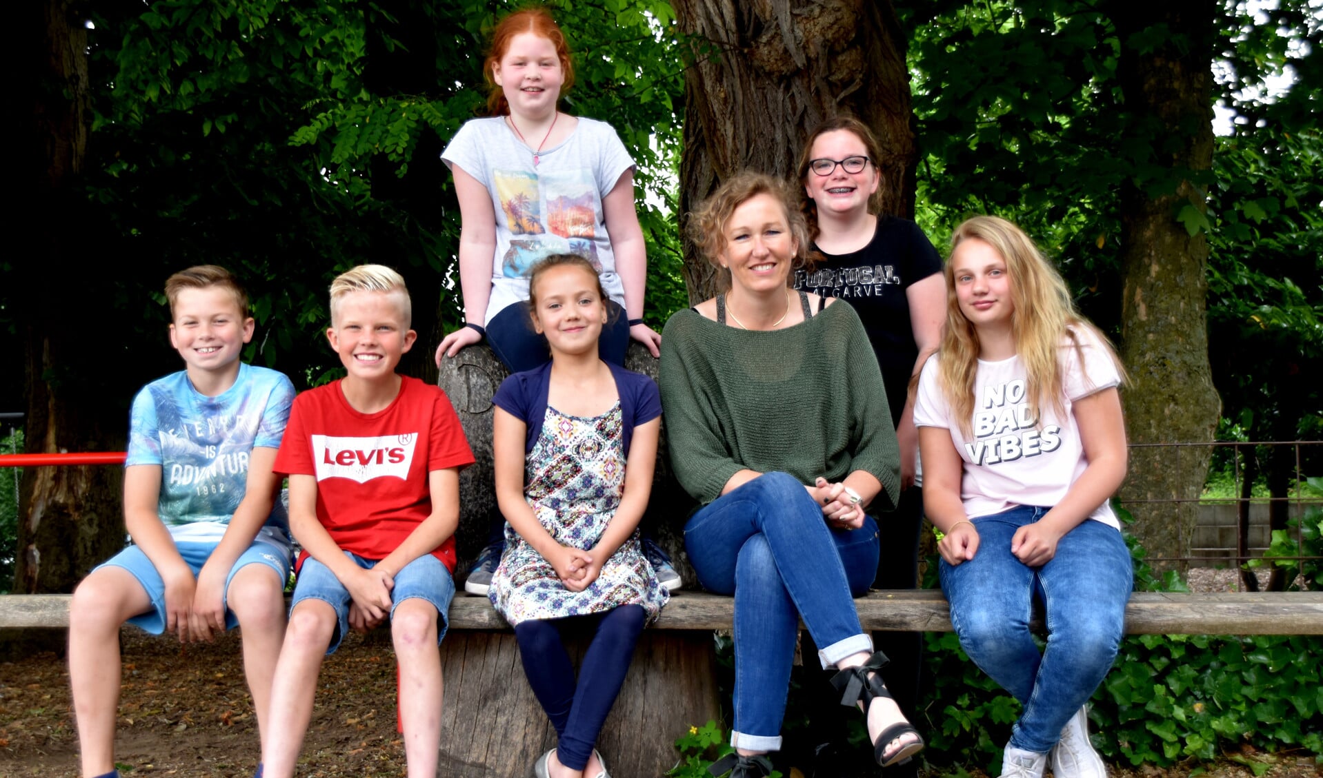 Poseren voor het leuke speelbos op het schoolplein.Staand: Merle en Ninthe. Zittend: Dennis, Job, Carmen, Marit en Joyce. Foto: Alice Rouwhorst