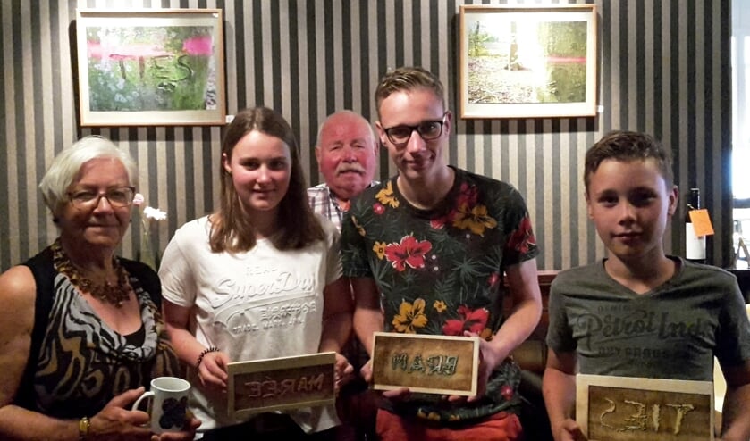 Overhandiging van de stempels aan de 'boomeigenaren' de familie Oplaat. Foto: PR