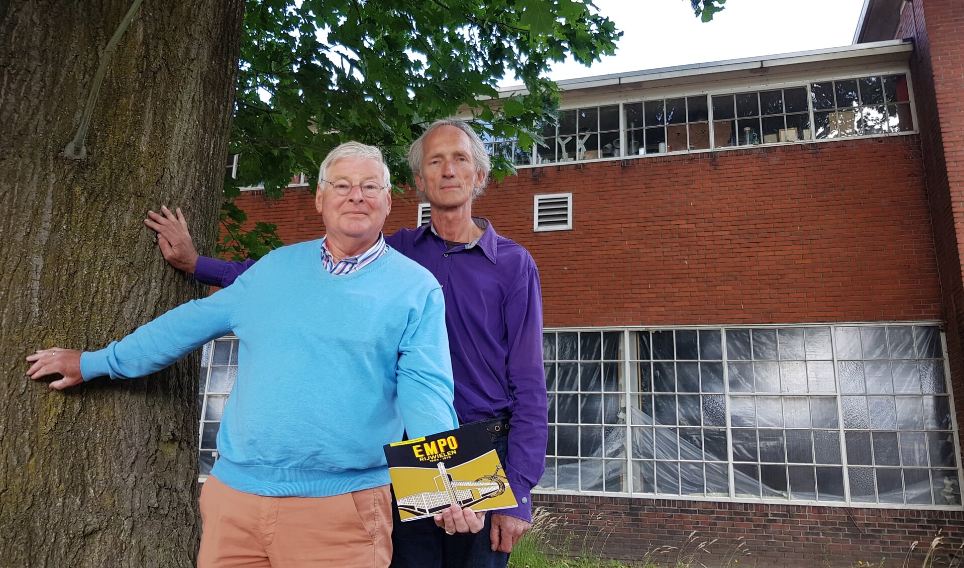 Frits Emsbroek (op de voorgrond) en Theo de Kogel bij de voormalige fietsenfabriek van Empo in Vorden. Foto: Luuk Stam