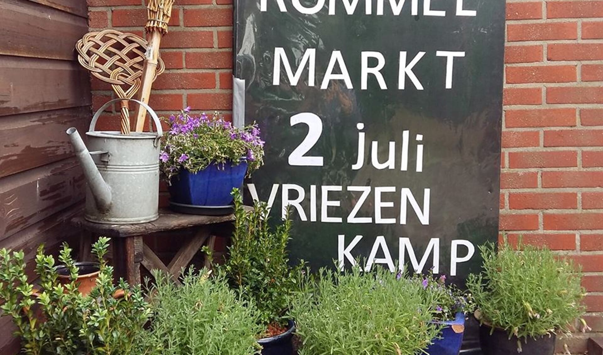 De bekende zwarte borden staan er weer om de markt aan te kondigen.Foto: PR