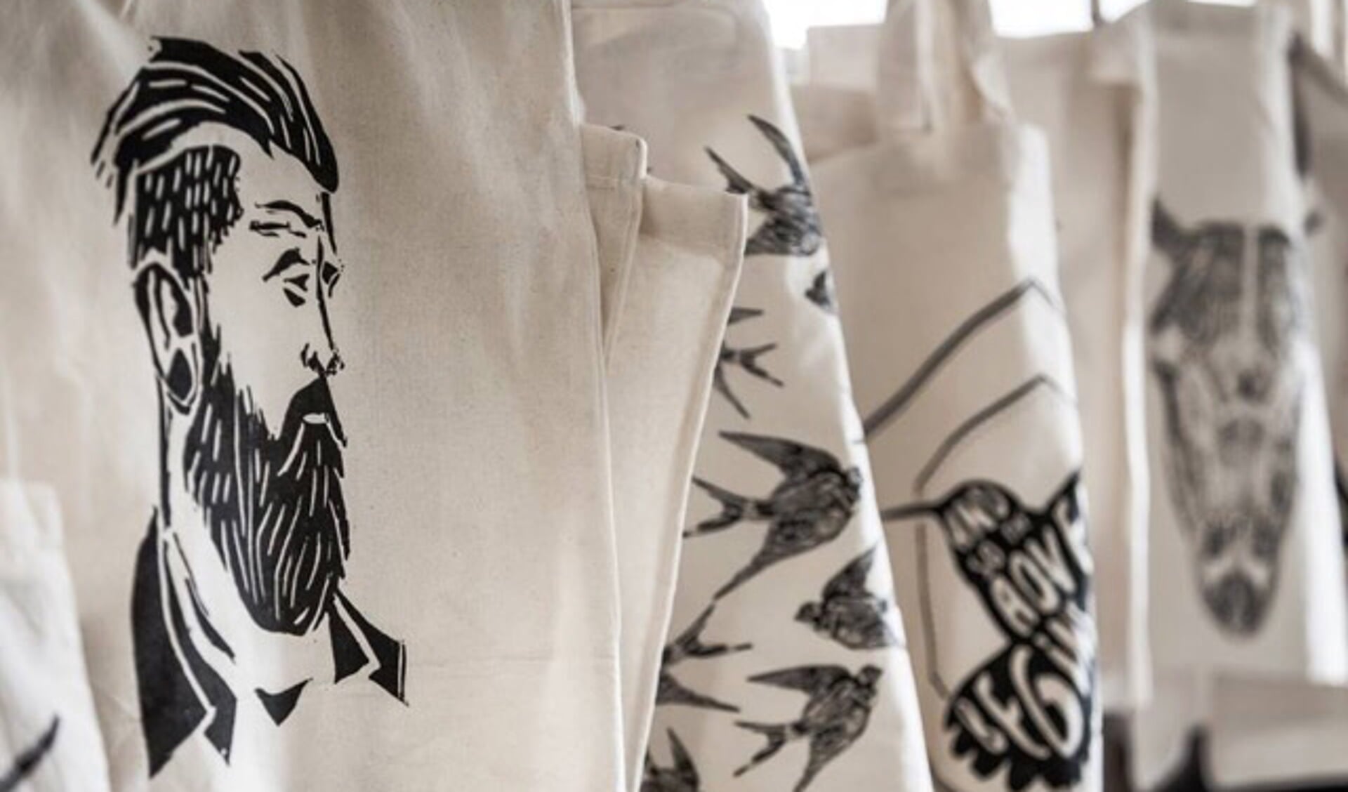 Een voorbeeld van de producten: canvas tassen met art prints van Nadie van Wijk. Foto: PR