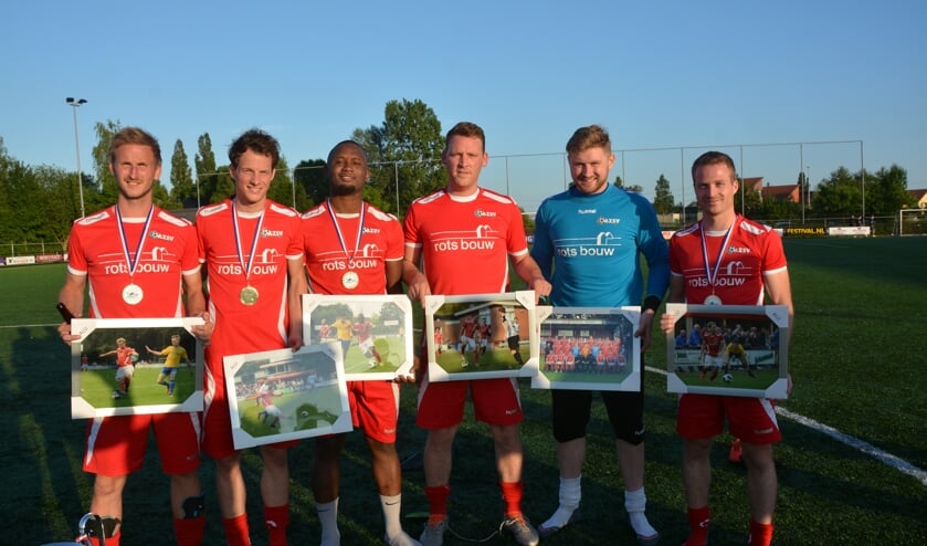 De zes vertrekkende spelers van AZSV. Foto: Henri Weikamp