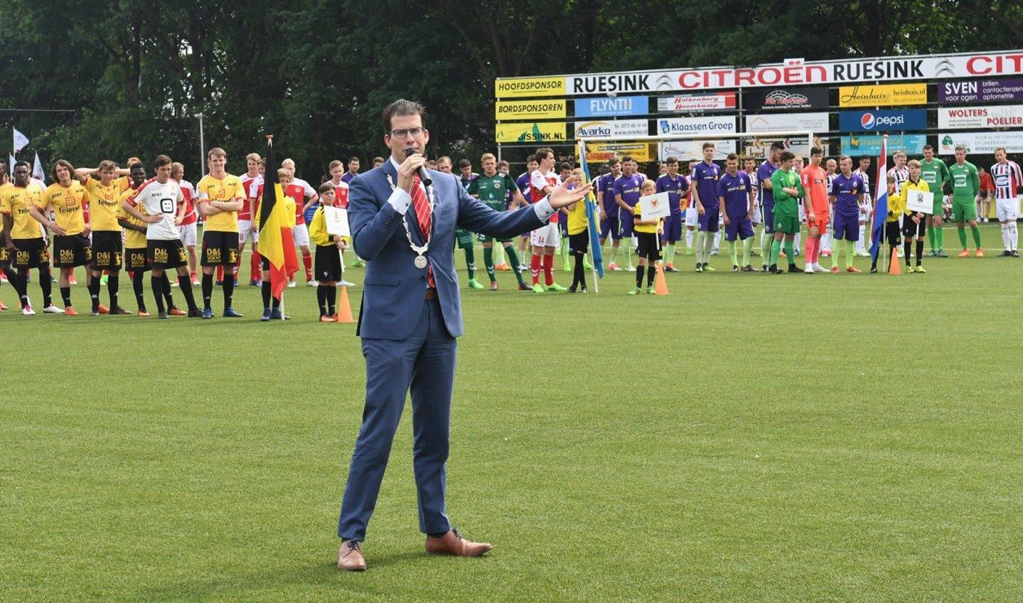 Burgemeester Joost van Oostrum verwelkomde alle deelnemende teams en openen het toernooi officieel. Foto: PR. 