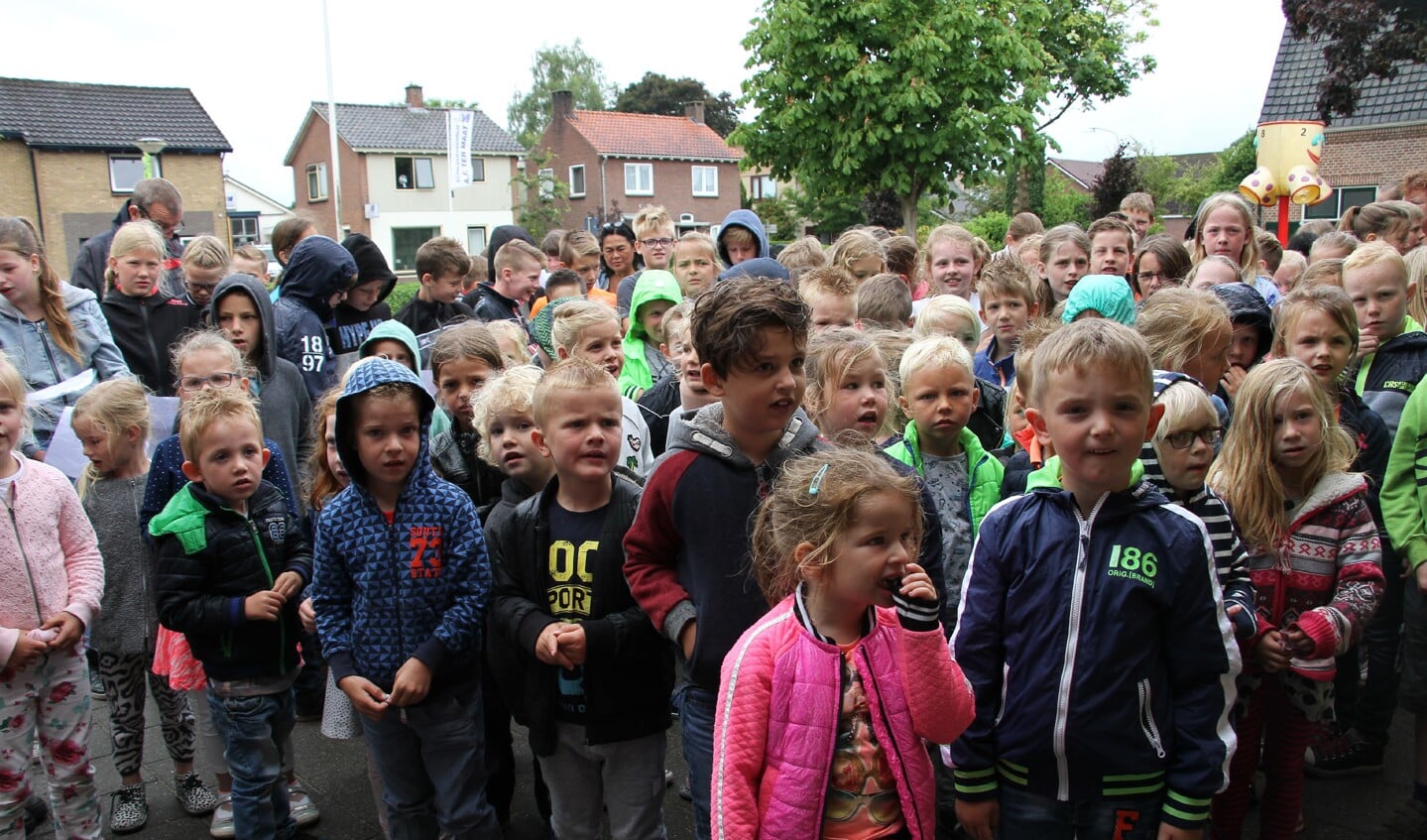 Leerlingen van de Dorpsschool in Halle tijdens de onthulling. Foto: Liesbeth Spaansen