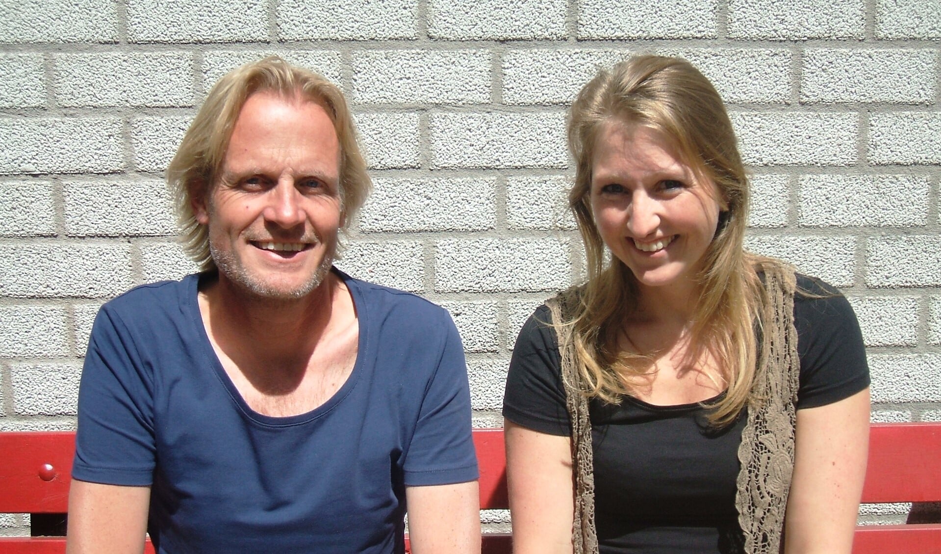Onderwijzer Marcel Roelofs en collega Sanne Spijkers van OBS De Woelwaters. Foto: Reinier Kroesen