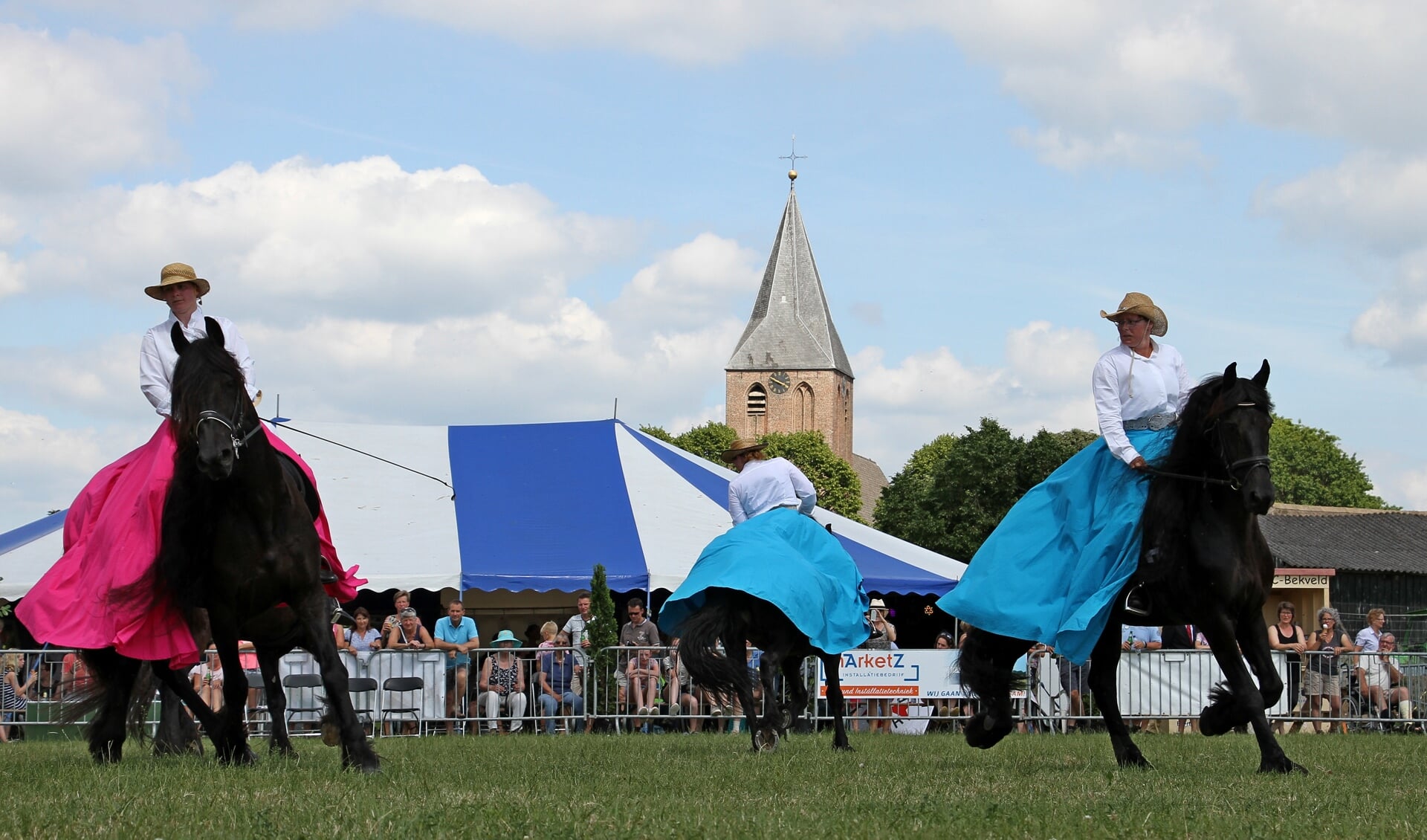 Het publiek genoot volop van de dressuur van het Fries paardenballet, onderdeel van de show tijdens het zestigjarig jubileum van Rijvereniging De Zevensteen. Foto: Liesbeth Spaansen