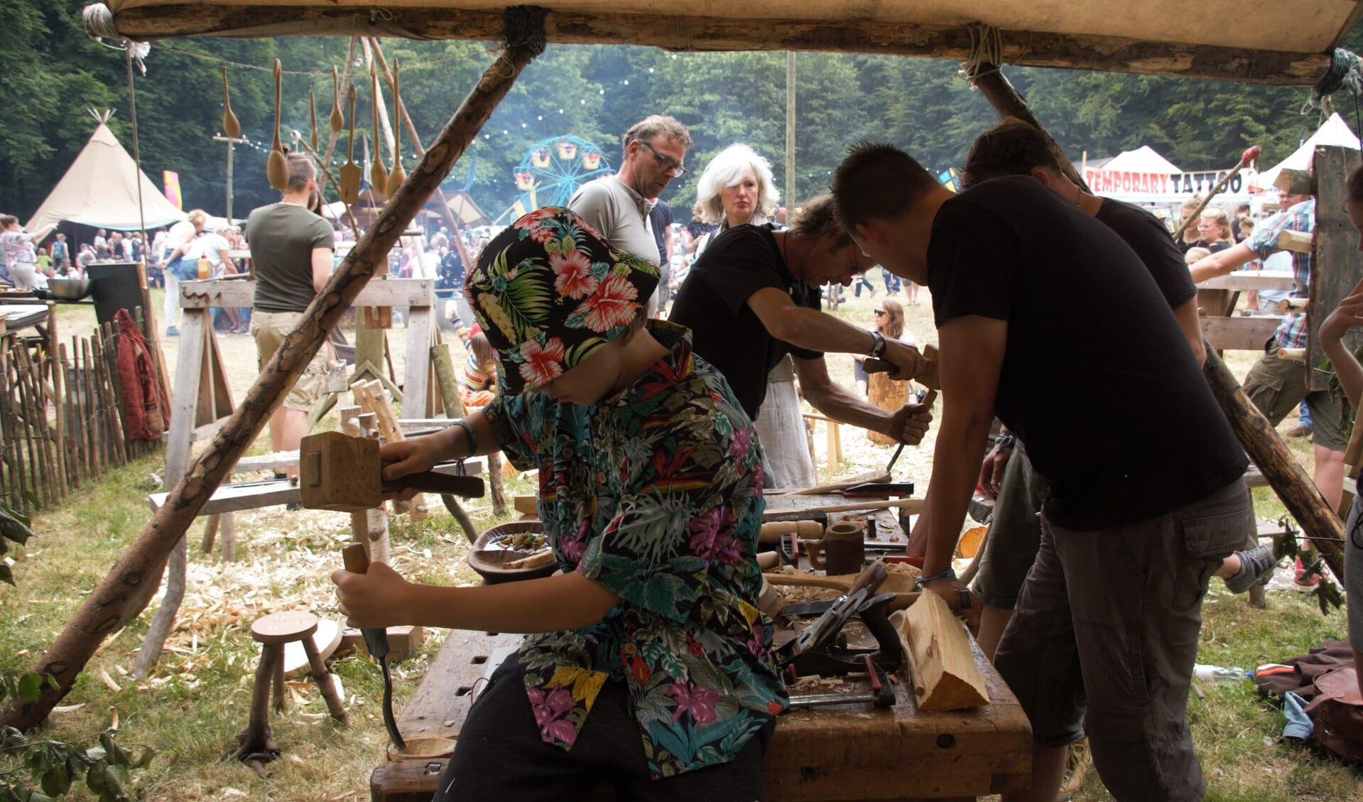 Het is al de tweede dag dat Boris Bosch meedoet aan de workshop vers hout. Foto: Meike Wesselink