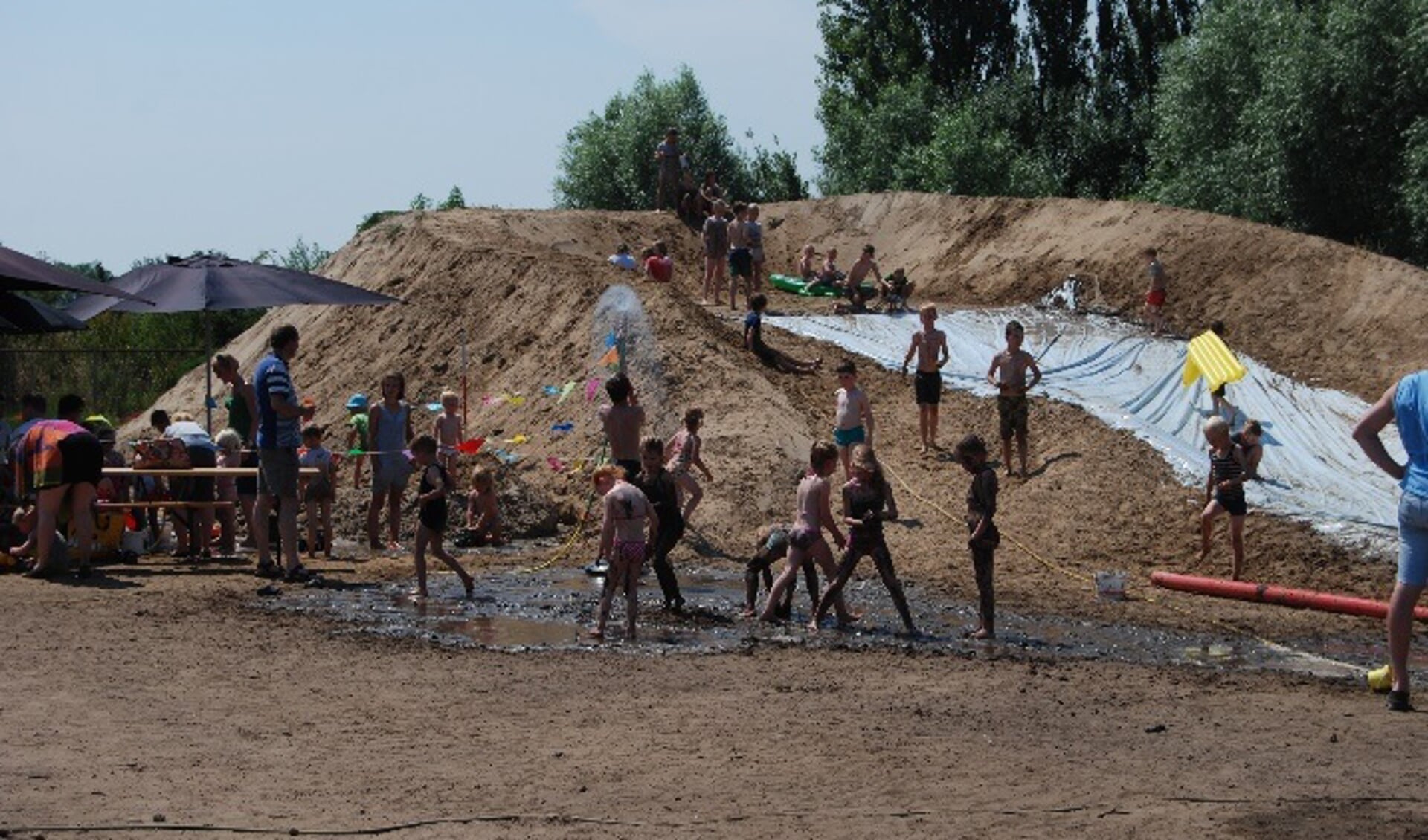 Kinderen kunnen volop spelen met water en zand. Foto: PR. 
