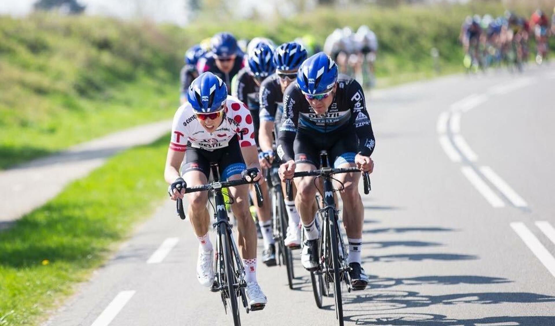 Rens te Stroet (vooraan rechts) uit Keijenborg van Destil-Jo Piels komt in actie tijdens de Ronde van de Achterhoek. Foto: PR