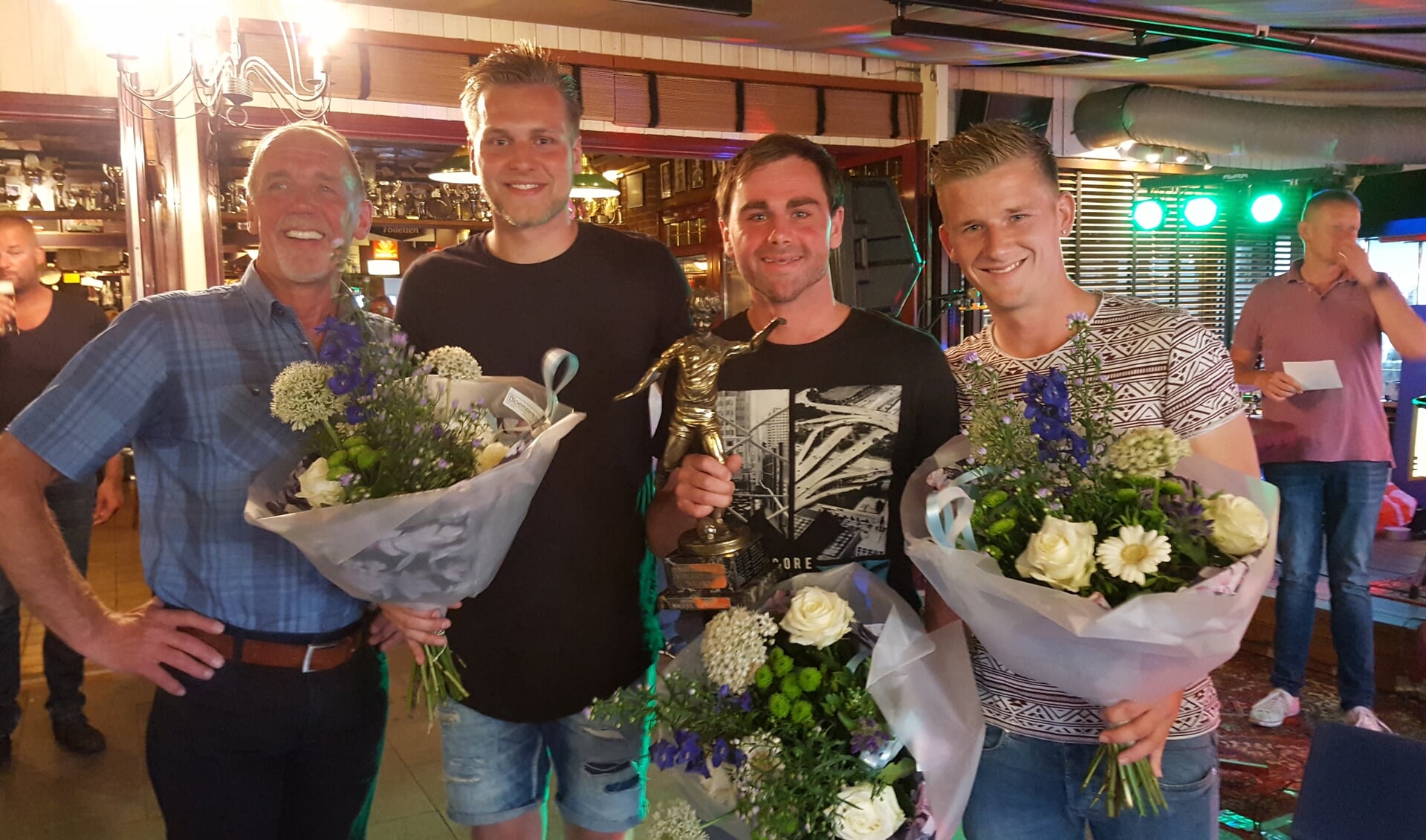 Vlnr supersupporter Willem Kamphuis, Wessel Baarslag, Michel Kamphuis en Ramon Landewers. Foto: Kyra Broshuis