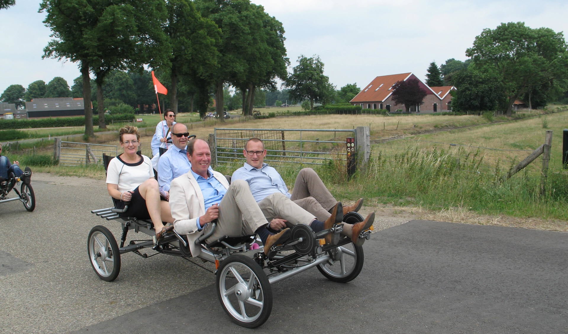 Marieke Frank, Jan Jacob van Dijk, Ted Kok en Gert-Jan te Gronde verkennen op één fiets de nieuwe wandelroute. Foto: Bernhard Harfsterkamp