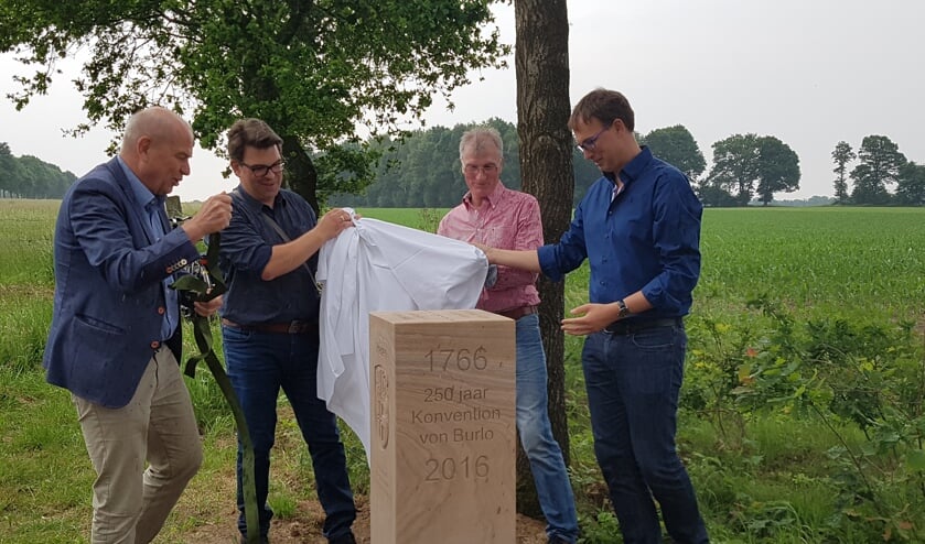 De verbindingssteen wordt onthuld door vlnr wethouder Wim Aalderink van Winterswijk, Guido Leek, wethouder Bernd Kemper en burgemeester Christoph Holtwisch van Vreden. foto: Kyra Broshuis