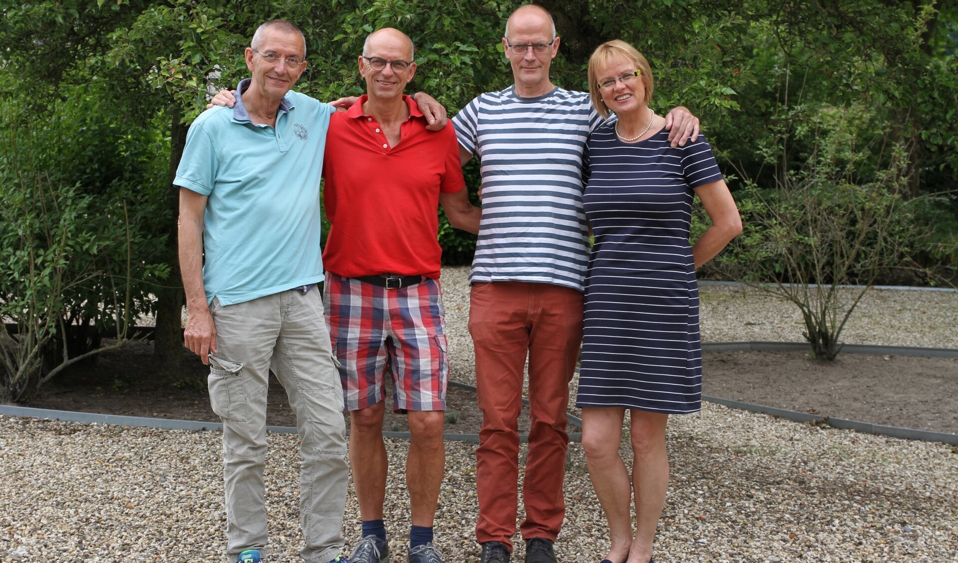 Vlnr Frans (70), Willy (68), Peter(66) en Annelies (64) Pietersen gaan samen de 'grafte' in. foto: PR