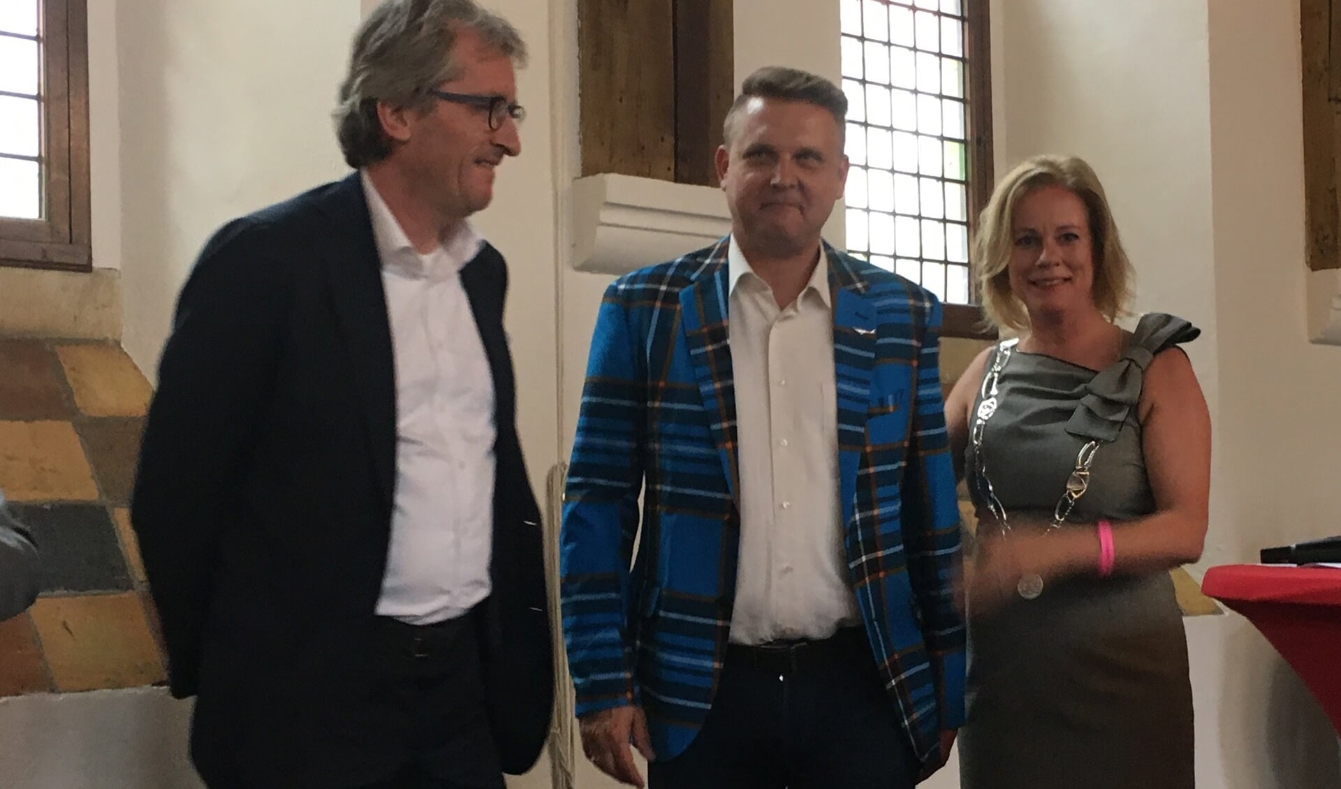 v.l.n.r.: Arjen Sietsma en Cor Brandsma (beiden directeur van BrandOil) en burgemeester Vermeulen van Zutphen. Foto: PR