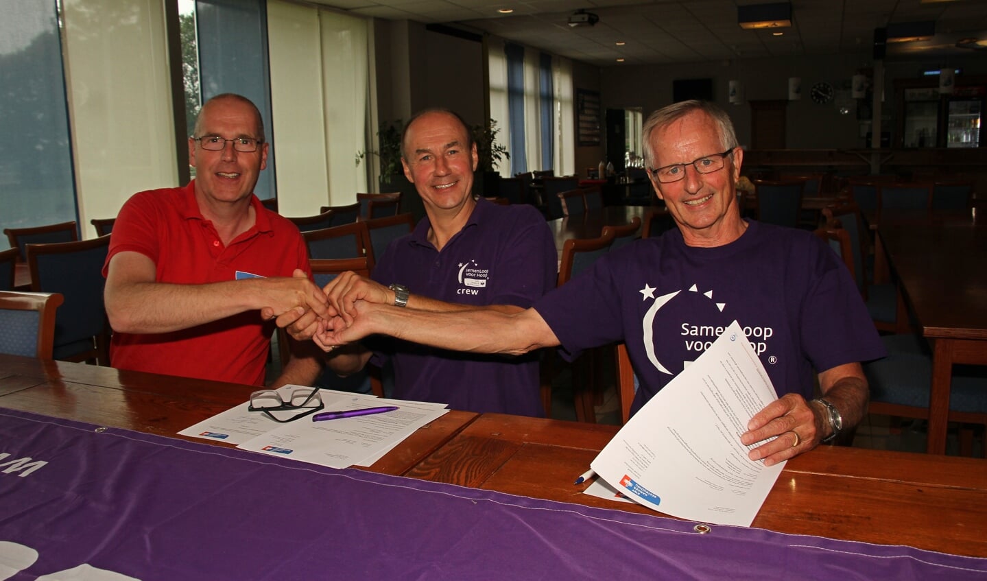 Ondertekening met KWF door Jan Puthaar, Dirk Hiddink en Ben de Vries. Foto: Liesbeth Spaansen