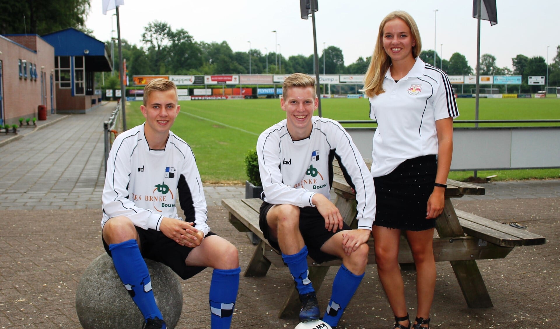 Dirk Wossink, Robbert en Elise Maatkamp (vlnr) op Sportpark Oberink. Foto Karin Hofs