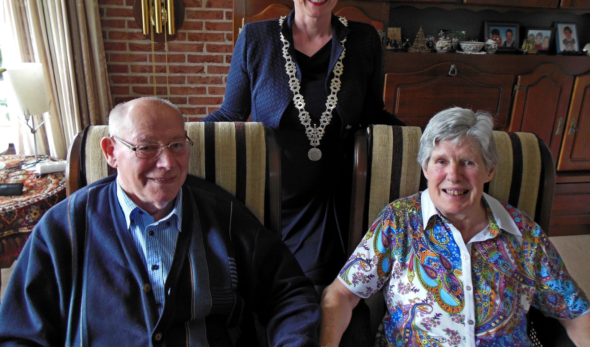 Tonny en Ineke Bilderbeek kregen op hun zestigste huwelijksdag bezoek van burgemeester Marianne Besselink.  Foto: Eric Klop 