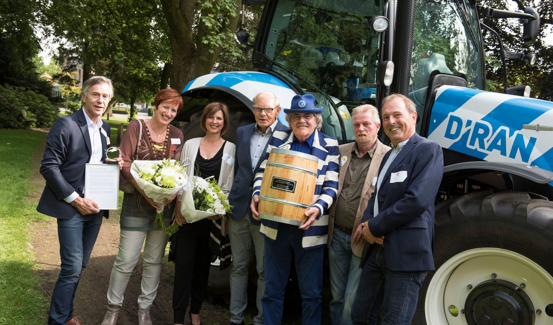 De uitreiking van de CH-ring 2016 met (vlnr) Henk Wubbels, Dorothé Hammecher, Anita Huntelaar, Willem Marks, Ben Jolink, Dirk Jan Huntelaar en Huub Kerkhoffs. Foto: Carlo Stevering 