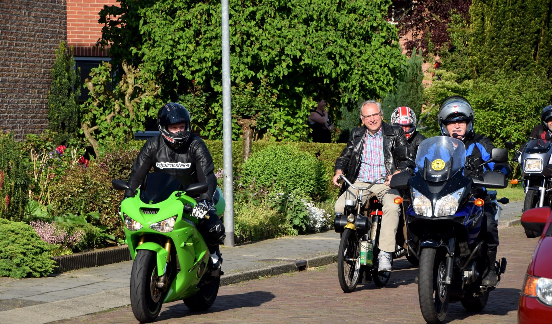 Motorescorte voor jubilaris Jan Burgers op de solex. Foto: Henny Barnhoorn