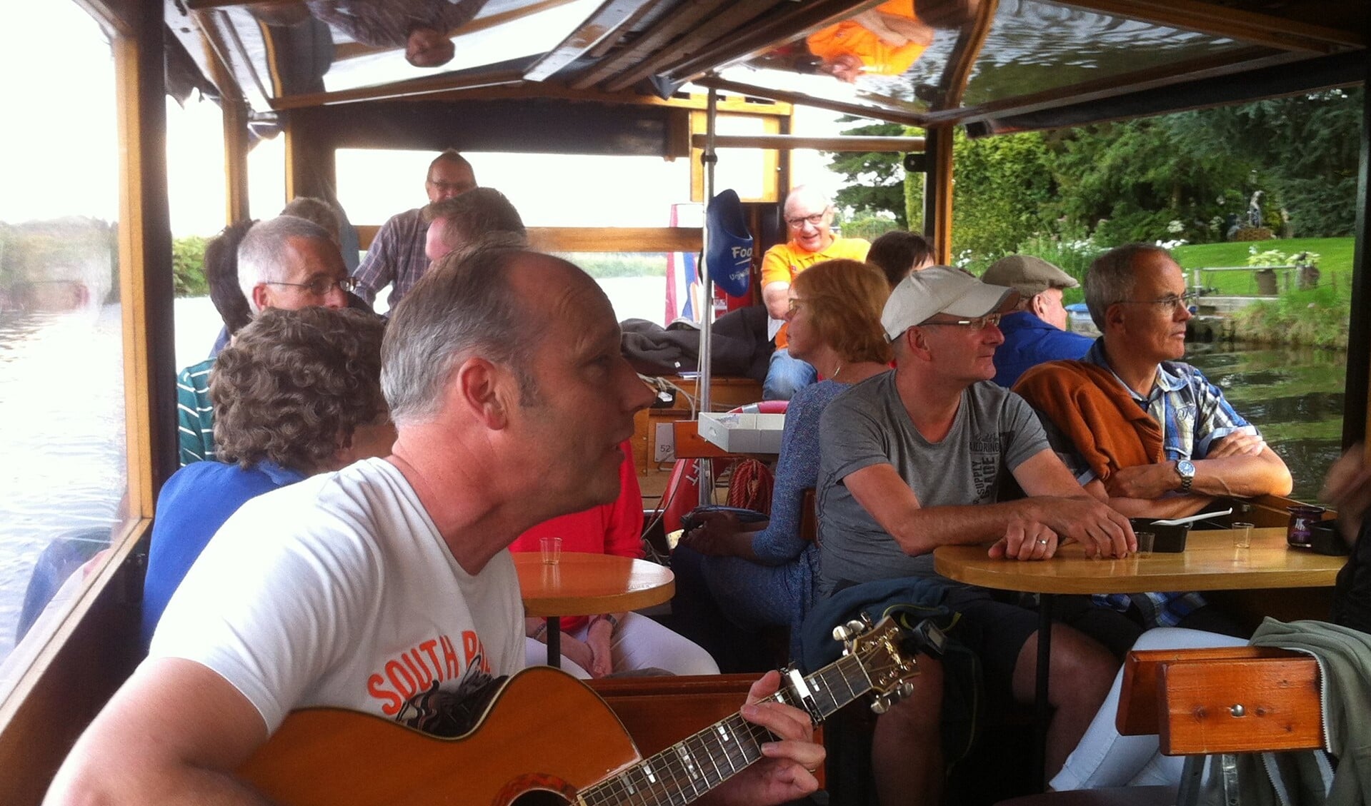 Singer/songwriter Ben Lukassen op de fluisterboot vergroot de idylle. Foto: PR