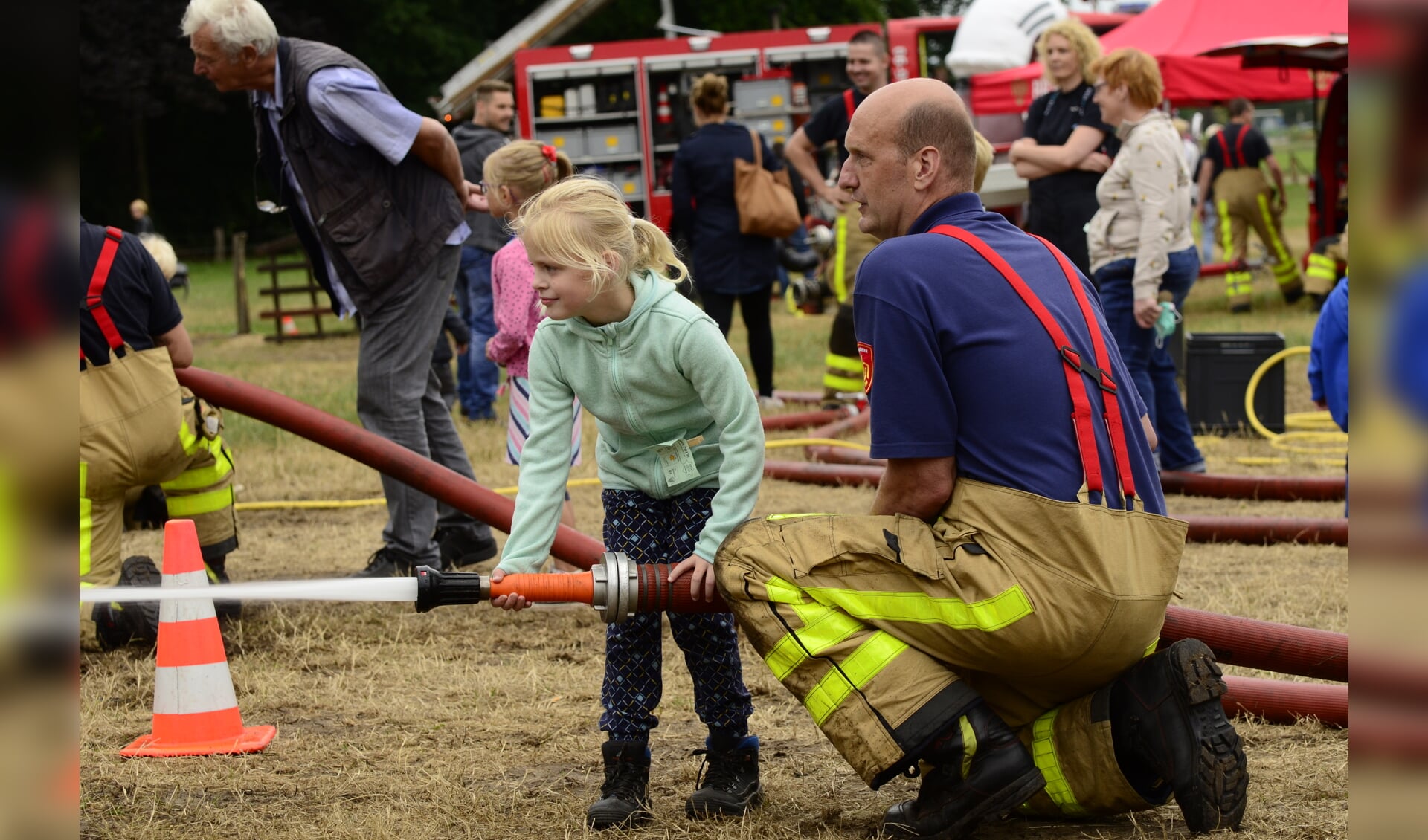 Ook de brandweer kreeg veel belangstelling van de kinderen. Foto: Achterhoekfoto.nl/Paul Harmelink