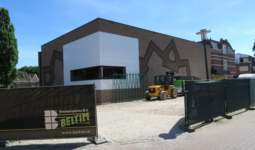 Zij- en achterkant van SCC De Mattelier. Foto: Theo Huijskes