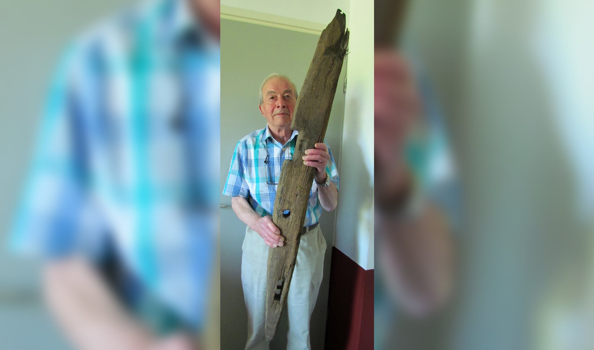 Jan Mensink met het bij De Schipper in Gelselaar gevonden hout, waarvan hij vermoedt dat het uit de bodem komt van een schip. Foto: PR