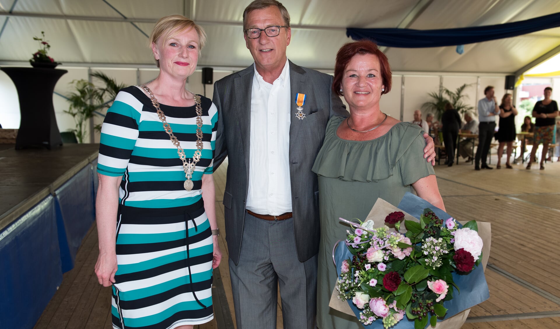 Burgermeester Besselink, Ernst van Drumpt en Carla van Drumpt. Foto: Henk den Brok