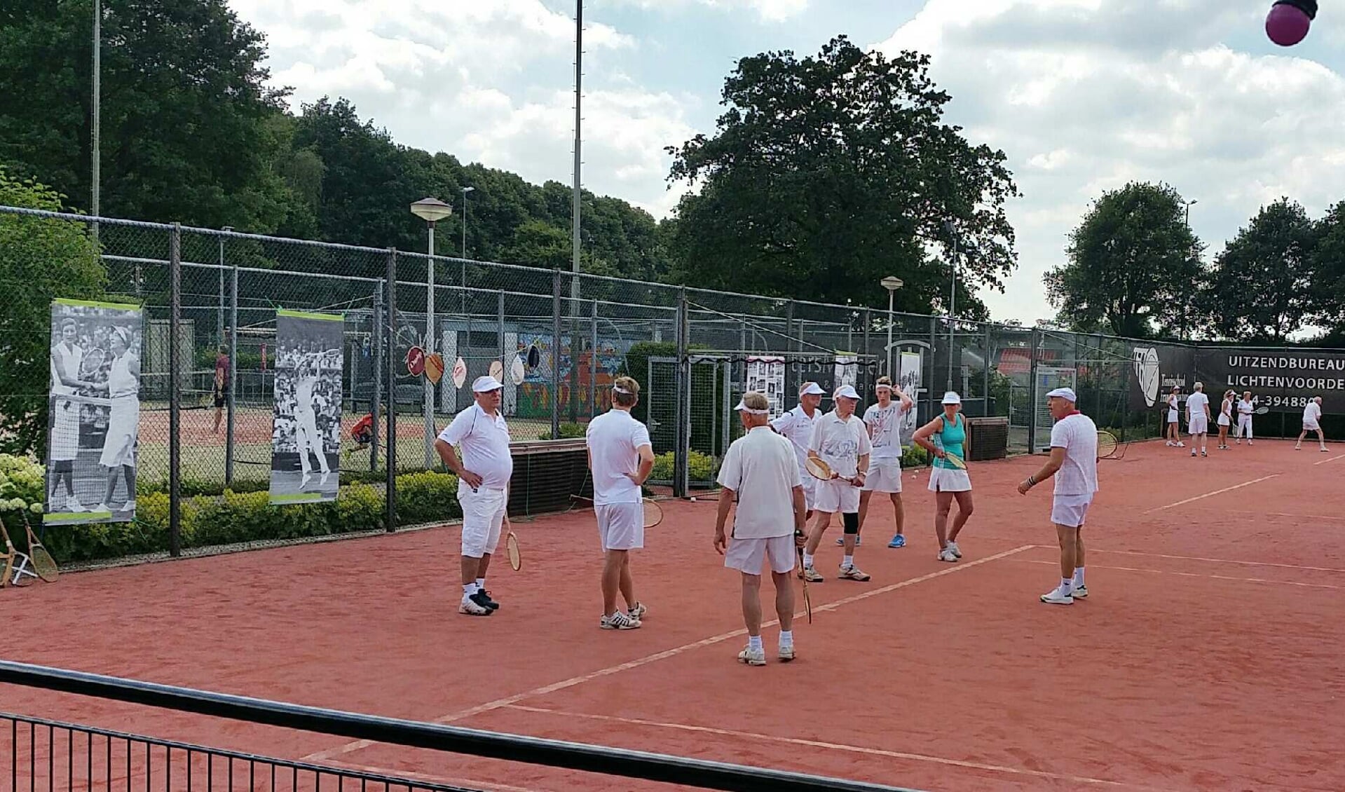 In het wit gestoken tennissers krijgen instructies. Foto: Karin Stronks