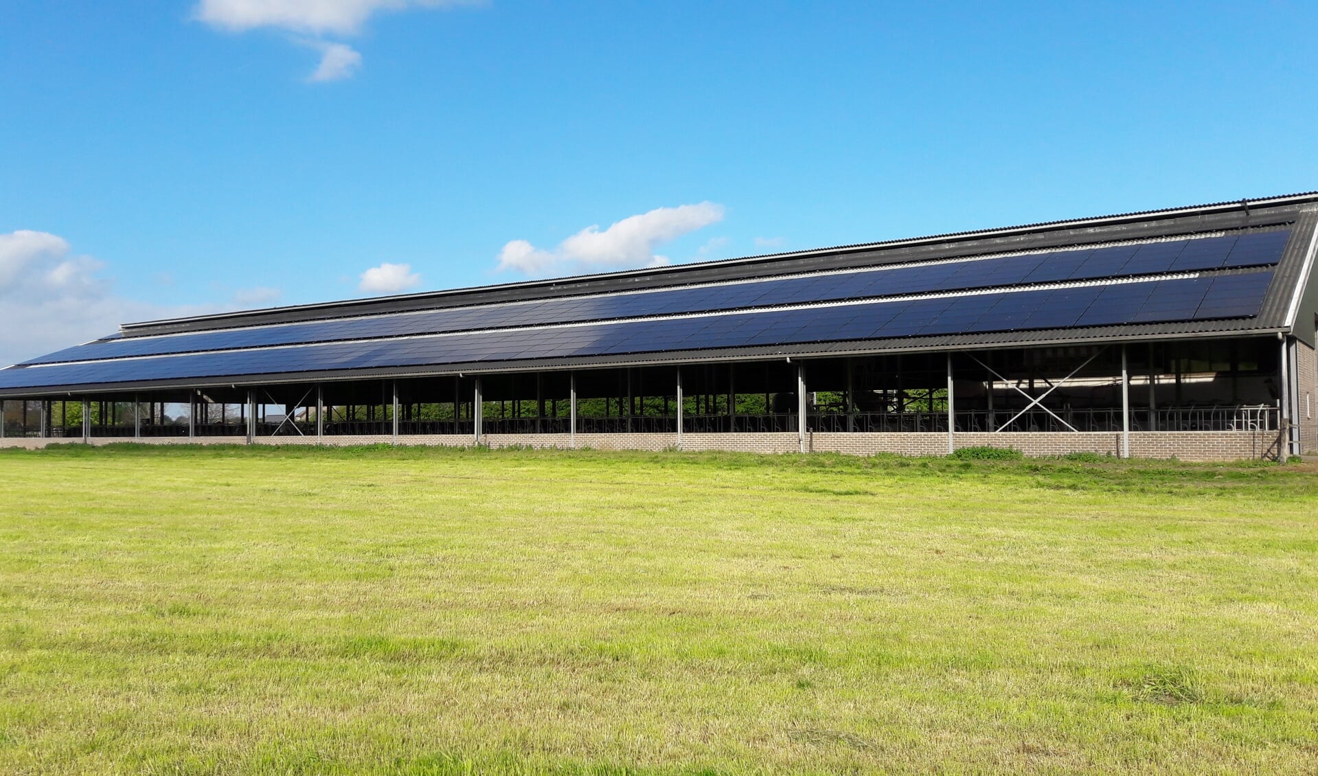 De zonnepanelen liggen inmiddels allemaal op het dak van de schuur van Berends Dairy in Warken. Foto: PR