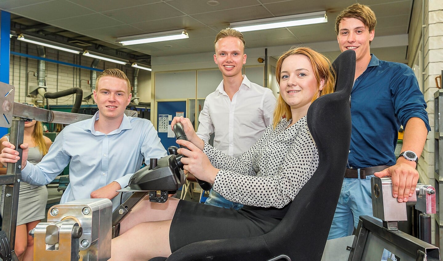 Studenten presenteren een race-simulator. Foto: Henk van Raaij