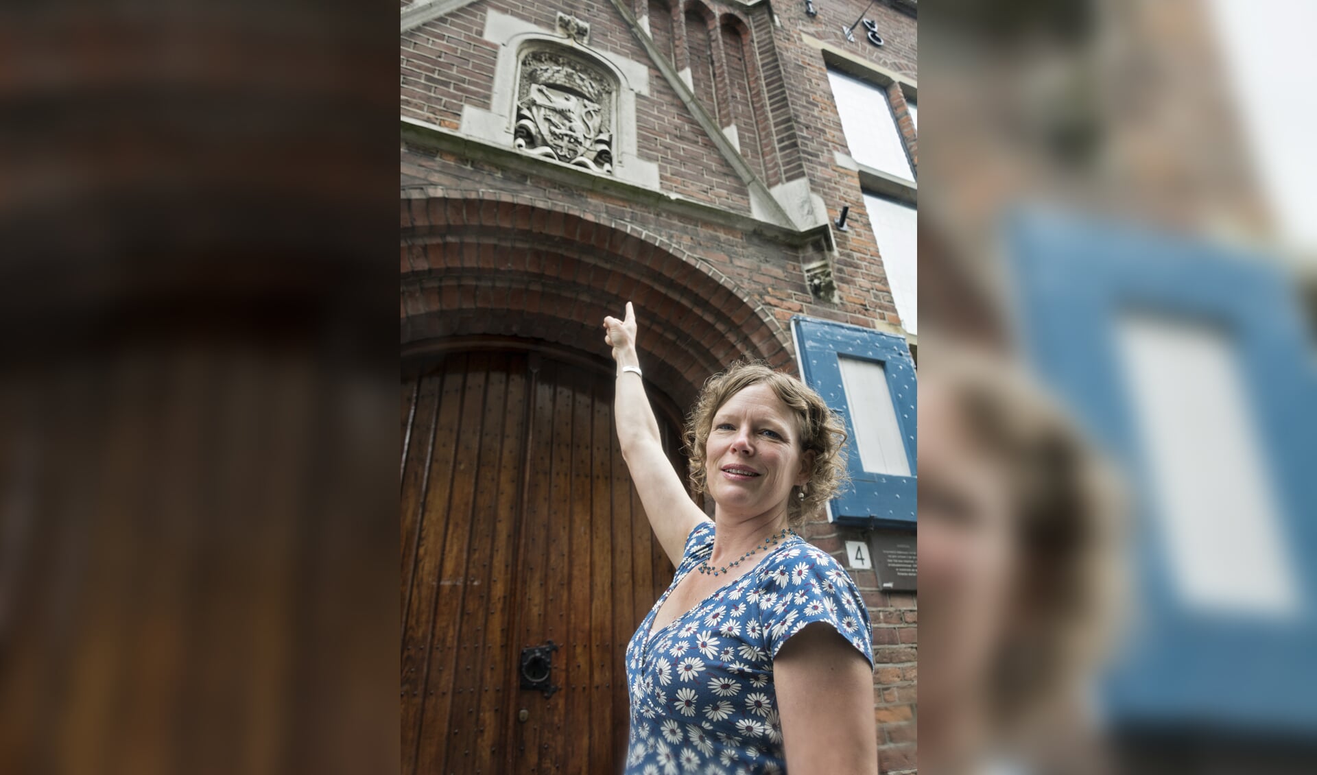 Alize Hillebrink bij de leeuw in het wapen van Zutphen. Foto: Bram Wassink