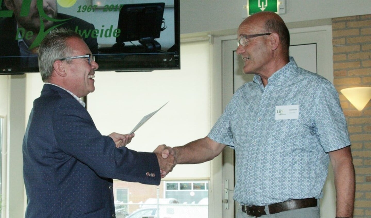  Wethouder Bert Kuster overhandigt een cheque een voorzitter Jos Brom.