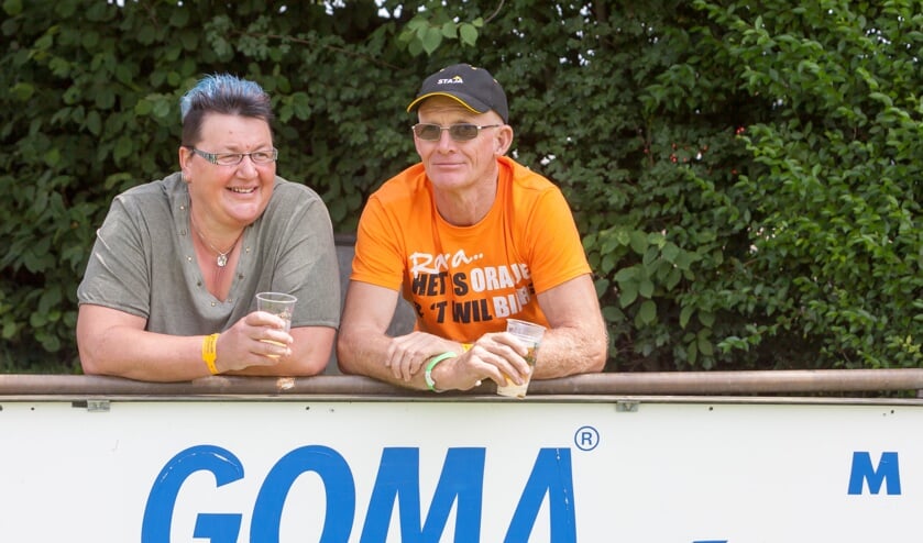 Jan Goossens kwam speciaal voor het jubileumweekend van Keijenburgse Boys voor even terug uit Curacao, waar hij sinds 2010 woont. En dus kon hij een biertje drinken met zijn Keijenborgse bekenden, zoals op de foto met Ina Tijken. Foto: René Lovink