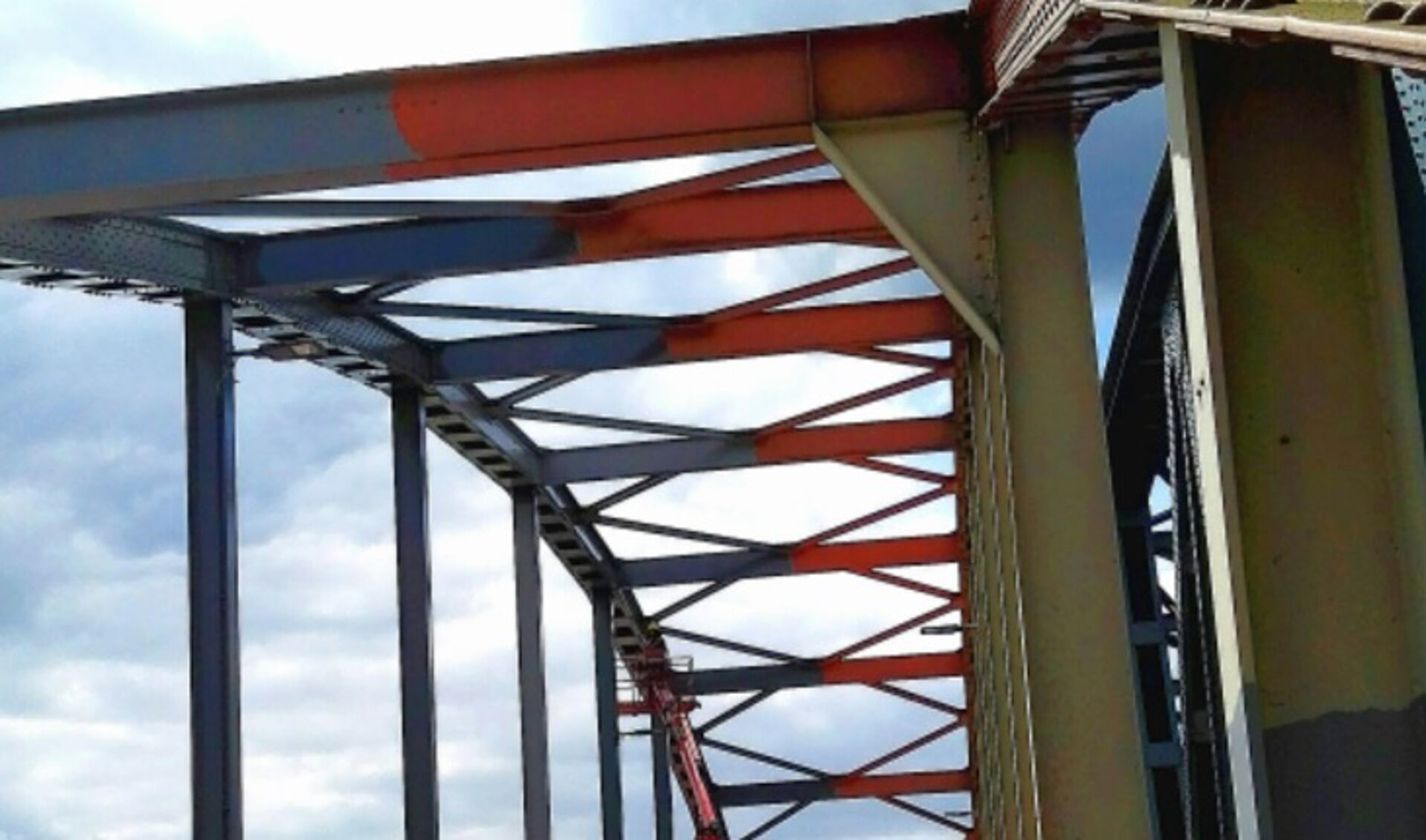 Naast de IJsselbrug gaat ook de spoorbrug van oranje naar blauw. Foto: Maritha Zoutendijk