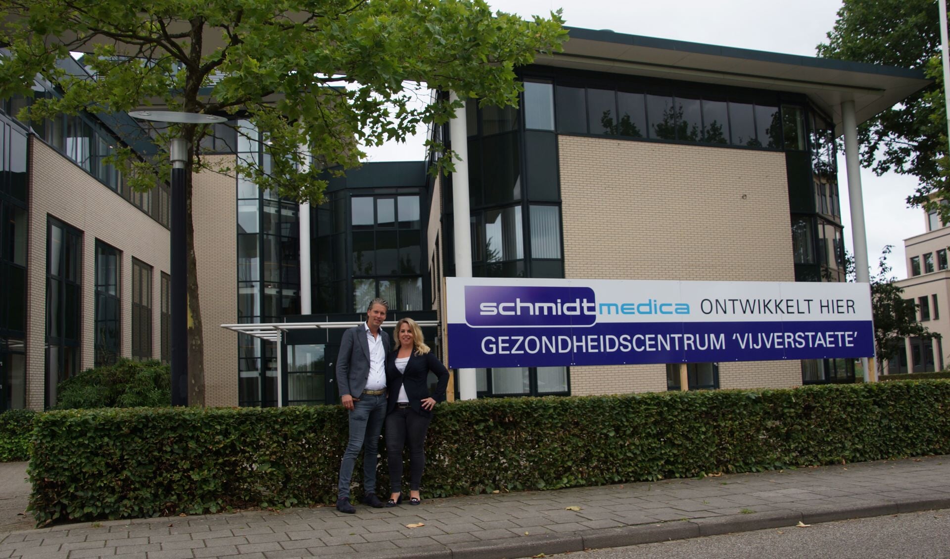 Marc en Annelies Schmidt voor het nieuwe Gezondheidscentrum Vijverstaete. Foto: Bernadet te Velthuis