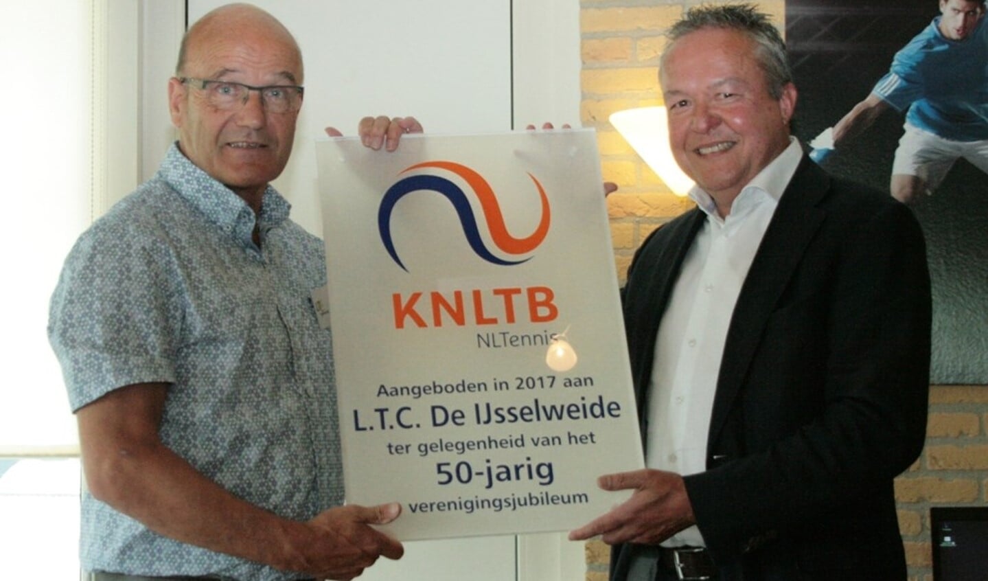  KNLTB bestuurder Kouters overhandigt een plaquette aan voorzitter Jos Brom van de IJsselweide. foto Tine te Brummelstroet.
