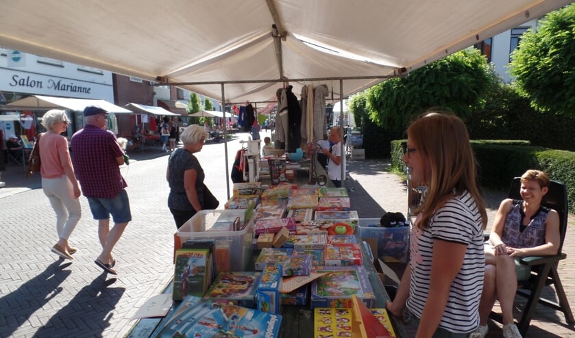 Kim Wijnbergen uit Warnsveld achter haar verkoopkraam tijdens de Kinderbraderie. Foto: Jan Hendriksen