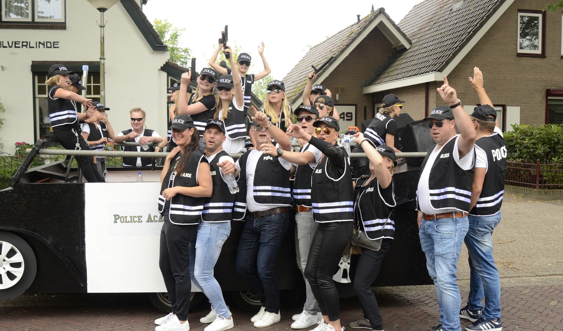 Vriendengroep van Marion Kohler wint met ‘Police Academy’. Foto: Achterhoekfoto.nl/Paul Harmelink