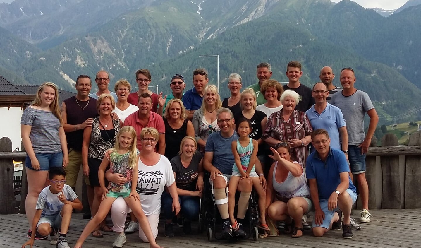 Wilco samen met zijn gezin, familieleden, vrienden en kennissen die hem in Oostenrijk ondersteunden. Foto: PR. 