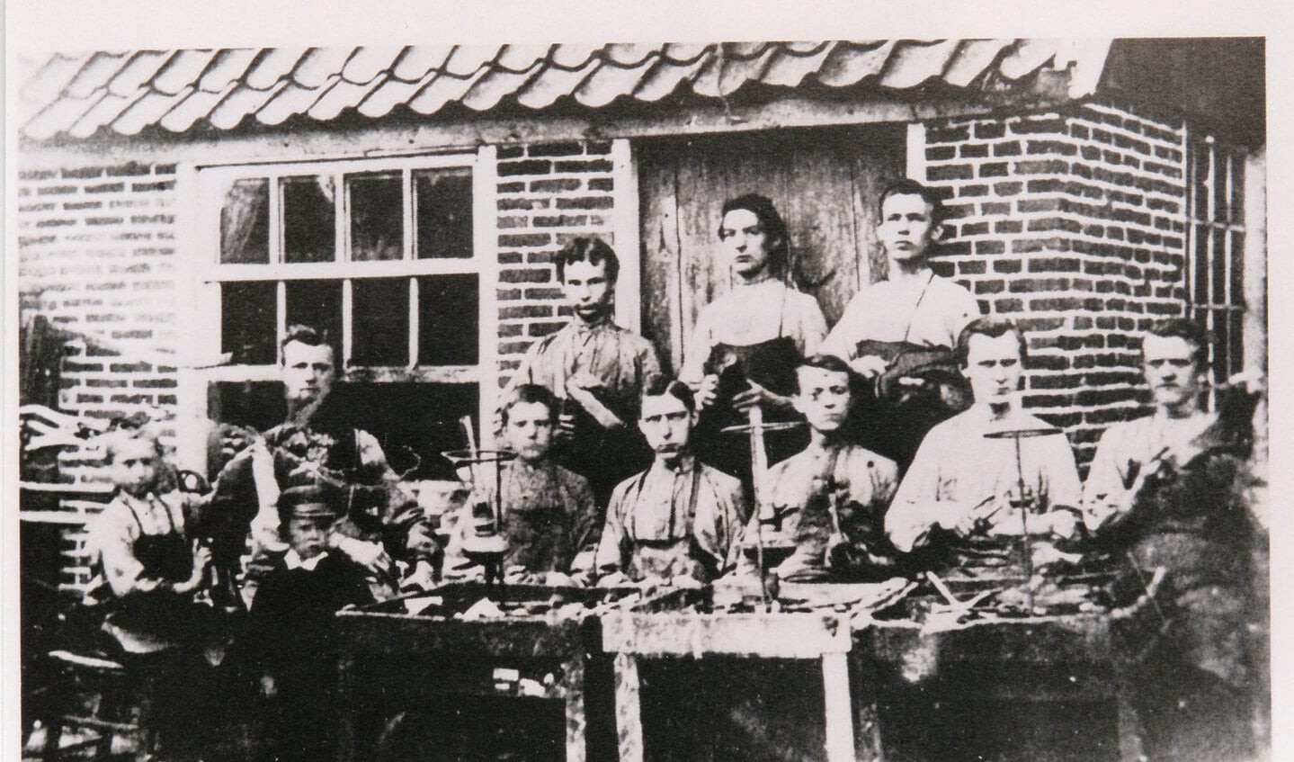 Schoenmakerij Venderbosch in de Dijkstraat in Lichtenvoorde, 1895. Foto: archief VOL