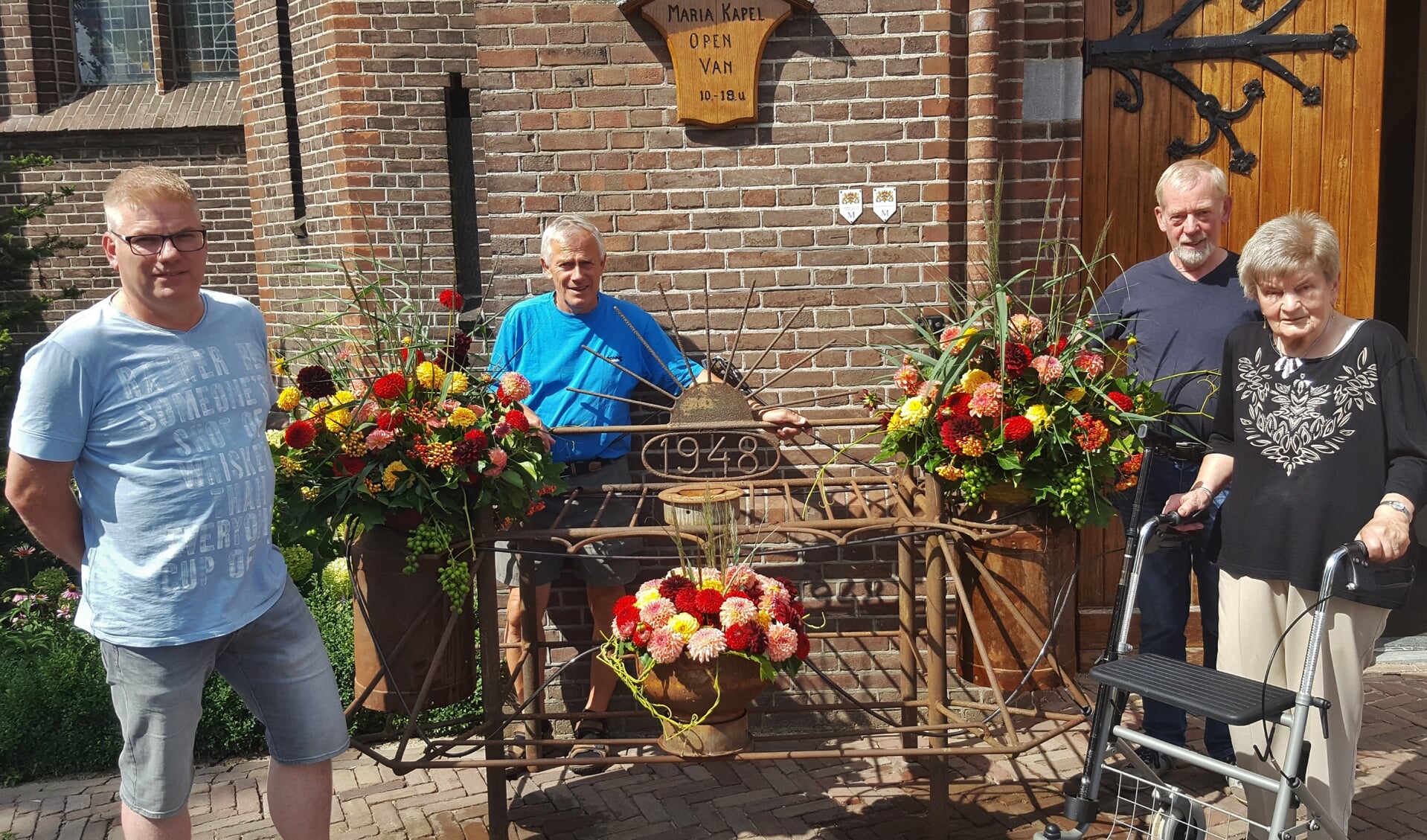 Raymond Bleumink, Leo te Woerd, Henk Klein Gunnewiek en Miena ter Bogt- te Vruchte rondom het fleurige melkrek. Foto: Henri Walterbos