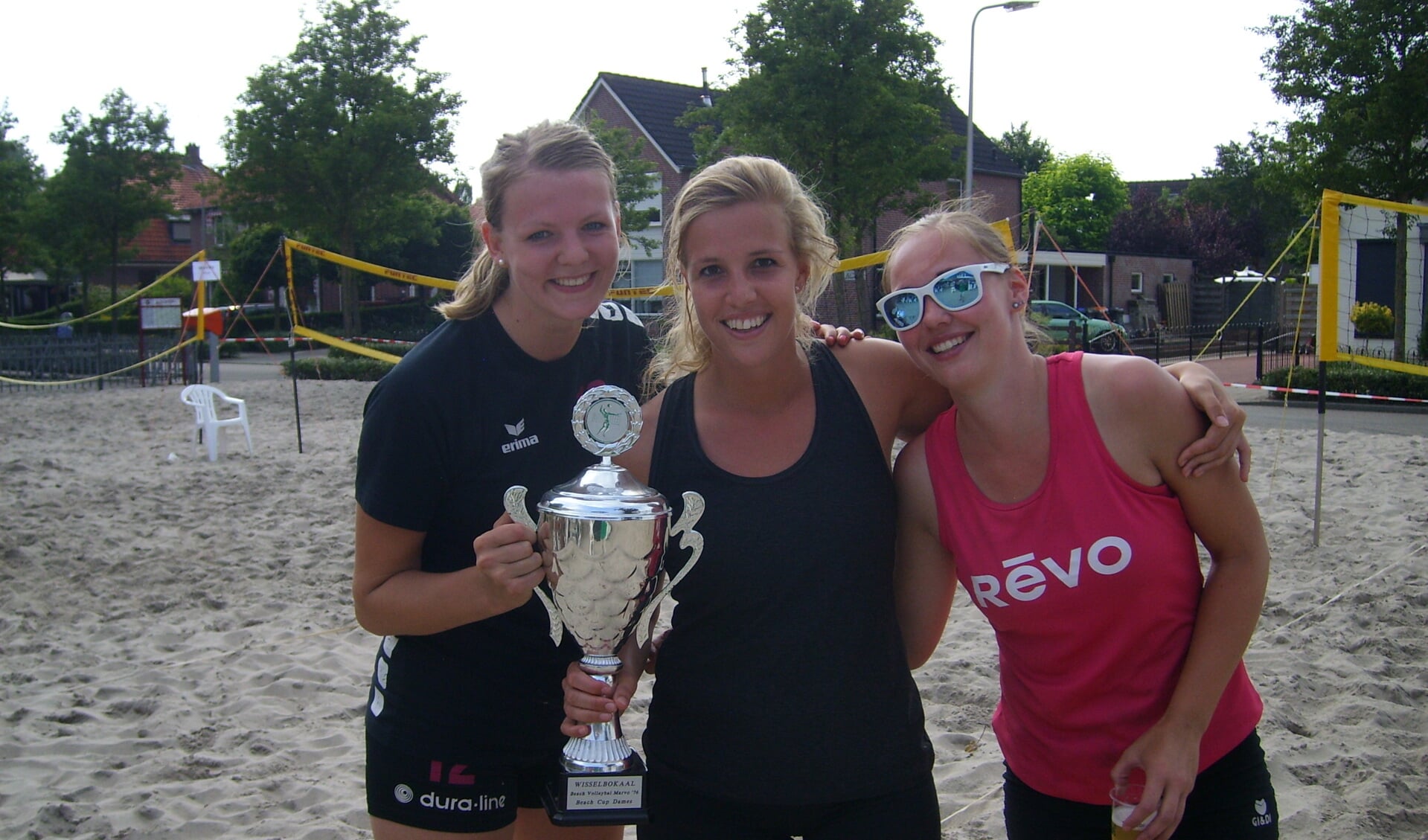  Het winnende team van de dames Beach Cup, 'Laatkomers' poseert met de behaalde prijzen. Foto: PR