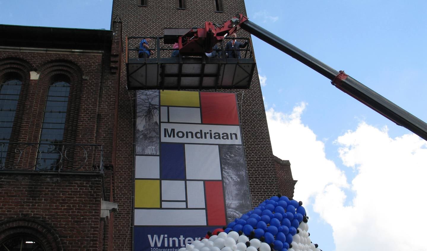 Met enige moeite lukt het om de - op zich ook al prachtige ballonnendeken naar beneden te laten valllen. Foto: Bernhard Harfsterkamp