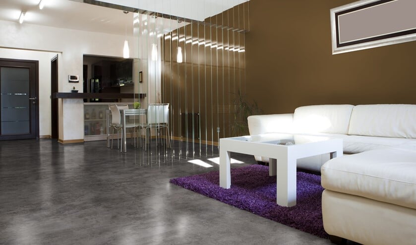 Ook grootformaat tegels zoals deze mFlor Fonteyn 90x90 cm tegel in betonlook zijn te zien in de showroom. Foto: PR
