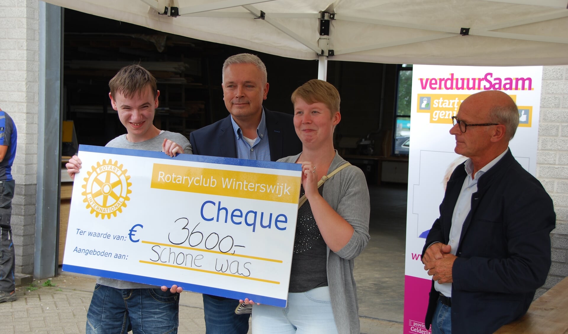 De cheque wordt overhandigd aan medewerkenden aan het project Schone Was. Foto: PR