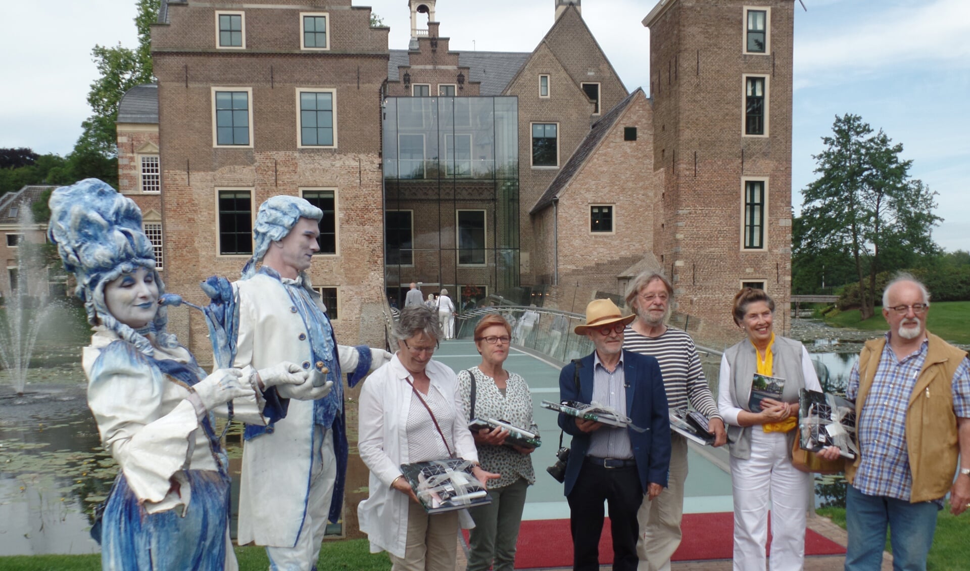 De eerste bezoekers waaronder (v.l.n.r.) Mariet Roelofs en Jeannette en Wim Masman ontvingen een attentie van het museum. Foto: Jan Hendriksen. 